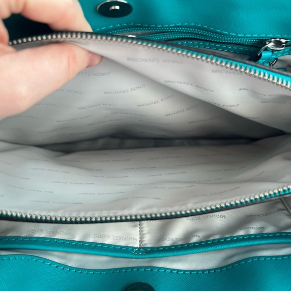 Michael kors purse used a few times - Picture 4 of 6